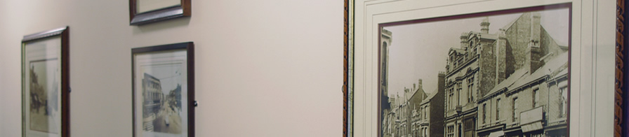 Fitzwilliam Arms Hotel: Pictures on wall
